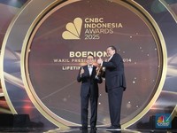 Boediono Raih Lifetime Achievement di CNBC Indonesia Awards 2025
