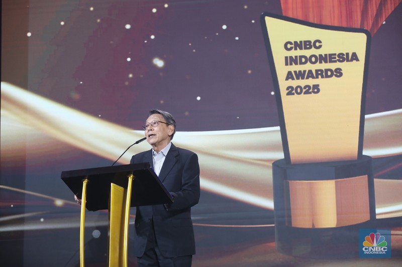 Wakil Presiden RI 2009-2014, Boediono menerima penganugerahan Lifetime Achievement Awards dalam acara CNBC Indonesia Awards 2025 di Bali Room, Hotel Indonesia Kempinski Jakarta, Kamis, (11/12/2025). (CNBC Indonesia/Faisal Rahman)