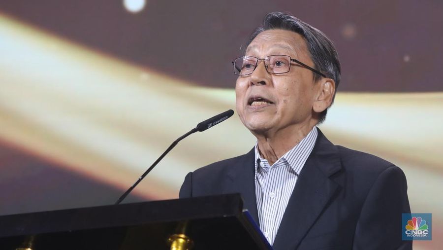 Wakil Presiden RI 2009-2014, Boediono menerima penganugerahan Lifetime Achievement Awards dalam acara CNBC Indonesia Awards 2025 di Bali Room, Hotel Indonesia Kempinski Jakarta, Kamis, (11/12/2025). (CNBC Indonesia/Faisal Rahman)