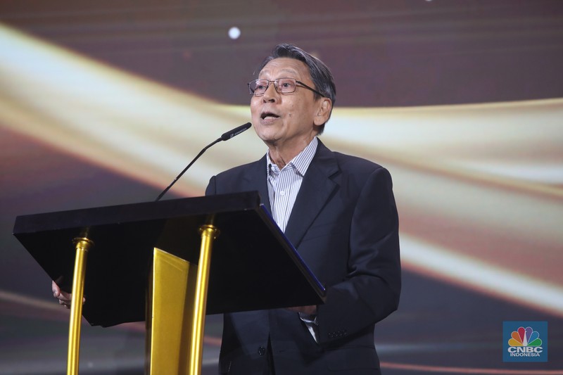 Wakil Presiden RI 2009-2014, Boediono menerima penganugerahan Lifetime Achievement Awards dalam acara CNBC Indonesia Awards 2025 di Bali Room, Hotel Indonesia Kempinski Jakarta, Kamis, (11/12/2025). (CNBC Indonesia/Faisal Rahman)