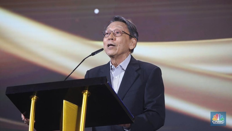 Wakil Presiden RI 2009-2014, Boediono menerima penganugerahan Lifetime Achievement Awards dalam acara CNBC Indonesia Awards 2025 di Bali Room, Hotel Indonesia Kempinski Jakarta, Kamis, (11/12/2025). (CNBC Indonesia/Faisal Rahman)