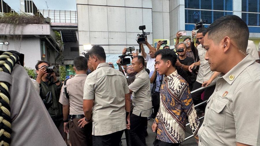 Wapres Gibran menjenguk korban dalam insiden kecelakaan mobil MBG di RSUD Koja, Jakarta Utara, Kamis (11/12/2025). (Dok. Setwapres)
