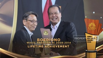 Video: Boediono Raih 