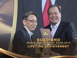 Video: Boediono Raih "Lifetime Achievement" CNBC Awards Indonesia 2025