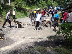 Warga Girimulyo Patungan Cor Jalan Rusak Menahun Buntut Sering Bikin Gasruk