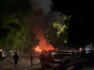 Ada Kericuhan Buntut Debt Collector Tewas Dikeroyok, Warung-Motor Dibakar