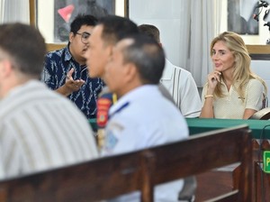Viral Bintang Porno Bonnie Blue Lecehkan Bendera Indonesia di London