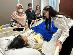 Bebizie Jenguk Siswa Korban Tabrak Mobil MBG, Titip Beri Pelayanan Maksimal