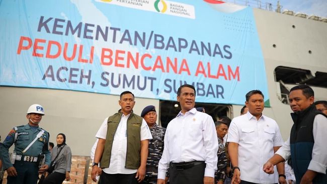 Mentan Kirimkan Bantuan Bencana Sumatera Tahap II Via KRI Surabaya