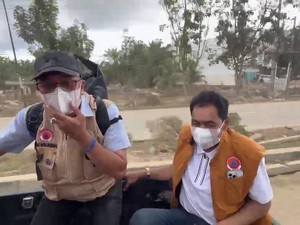 Numpang Pikap, Mualem Bawa Relawan Malaysia dan Obat-obatan ke Aceh Tamiang