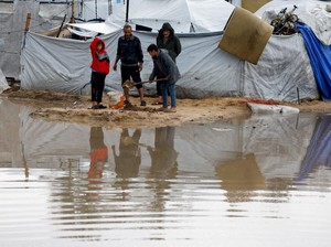 Rumah Roboh-Tenda Banjir Usai Hujan Lebat di Gaza, 6 Orang Tewas
