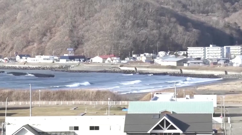 Jepang mencabut peringatan tsunami beberapa jam setelah gempa bumi mengguncang wilayah timur laut negara itu pada Jumat (12/12/2025). (Tangkapan Layar Video Reuters NIPPON TV/JAPAN)