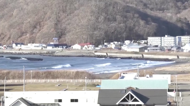 Jepang mencabut peringatan tsunami beberapa jam setelah gempa bumi mengguncang wilayah timur laut negara itu pada Jumat (12/12/2025). (Tangkapan Layar Video Reuters NIPPON TV/JAPAN)