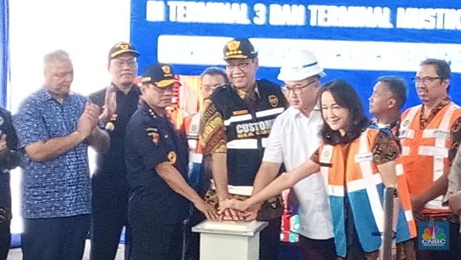 Menteri Keuangan (Menkeu), Purbaya Yudhi Sadewa saat dalam Konferensi Pers Peresmian Alat Pemindai Peti Kemas di Terminal 3 dan Terminal Mustika Alam Lestari dan Peluncuran Aplikasi Kepabeanan Berbasis A di Jakarta, Jumat (12/12/2025). (CNBC Indonesia/Robertus Andrianto)