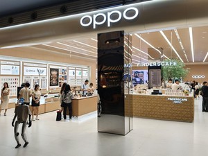 OPPO Hadirkan Robot AI Interaktif di Flagship Store Gandaria City