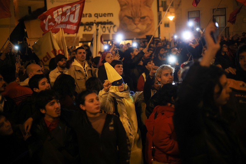 Sebuah poster promosi bergambar kucing terlihat selama demonstrasi pada hari ketika dua serikat pekerja utama, CGTP dan UGT, menyerukan pemogokan umum sebagai protes terhadap rencana pemerintah untuk mereformasi undang-undang ketenagakerjaan, di Lisbon, Portugal, 11 Desember 2025. (REUTERS/Pedro Nunes)