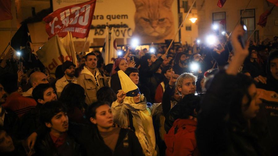 Sebuah poster promosi bergambar kucing terlihat selama demonstrasi pada hari ketika dua serikat pekerja utama, CGTP dan UGT, menyerukan pemogokan umum sebagai protes terhadap rencana pemerintah untuk mereformasi undang-undang ketenagakerjaan, di Lisbon, Portugal, 11 Desember 2025. (REUTERS/Pedro Nunes)