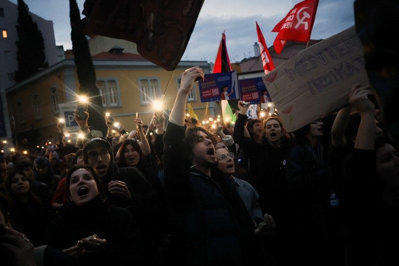 Sebuah poster promosi bergambar kucing terlihat selama demonstrasi pada hari ketika dua serikat pekerja utama, CGTP dan UGT, menyerukan pemogokan umum sebagai protes terhadap rencana pemerintah untuk mereformasi undang-undang ketenagakerjaan, di Lisbon, Portugal, 11 Desember 2025. (REUTERS/Pedro Nunes)