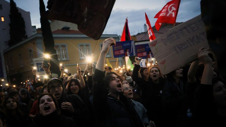 Sebuah poster promosi bergambar kucing terlihat selama demonstrasi pada hari ketika dua serikat pekerja utama, CGTP dan UGT, menyerukan pemogokan umum sebagai protes terhadap rencana pemerintah untuk mereformasi undang-undang ketenagakerjaan, di Lisbon, Portugal, 11 Desember 2025. (REUTERS/Pedro Nunes)