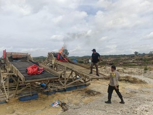 Polda Riau Bongkar Tambang Emas Ilegal di Kuansing, 15 Rakit Dimusnahkan