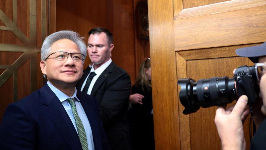 Pendiri dan CEO Nvidia, Jensen Huang, tiba untuk pertemuan dengan Komite Perbankan Senat di Capitol Hill di Washington, D.C., AS, 3 Desember 2025. (REUTERS/Evelyn Hockstein)