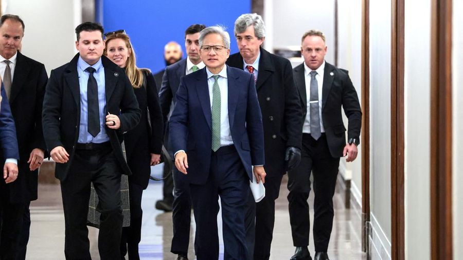 Pendiri dan CEO Nvidia, Jensen Huang, tiba untuk pertemuan dengan Komite Perbankan Senat di Capitol Hill di Washington, D.C., AS, 3 Desember 2025. (REUTERS/Evelyn Hockstein)