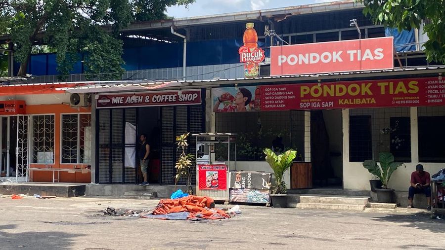 Potret Terkini Puluhan Warung Makan di Kalibata Hangus Imbas Ricuh 'Matel'. (Dok. Detikcom)