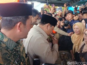 Saat Prabowo Cicip Gutel di Posko Pengungsian Takengon Aceh Tengah