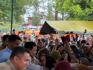 Ibu-ibu di Pengungsian Bencana Bener Meriah Menangis Saat Ditemui Prabowo