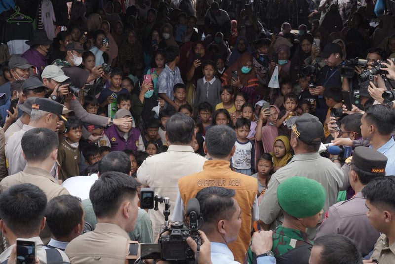 Presiden Prabowo Subianto mengunjungi posko pengungsian di Kabupaten Aceh Tamiang, Aceh, Jumat (12/12/2025). (Dok. Badan Komunikasi Pemerintah)