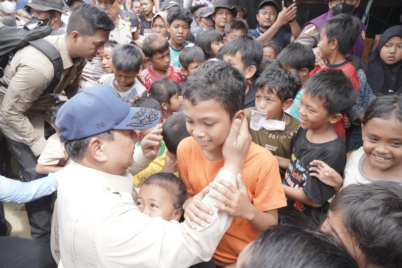 Presiden Prabowo Subianto mengunjungi posko pengungsian di Kabupaten Aceh Tamiang, Aceh, Jumat (12/12/2025). (Dok. Badan Komunikasi Pemerintah)