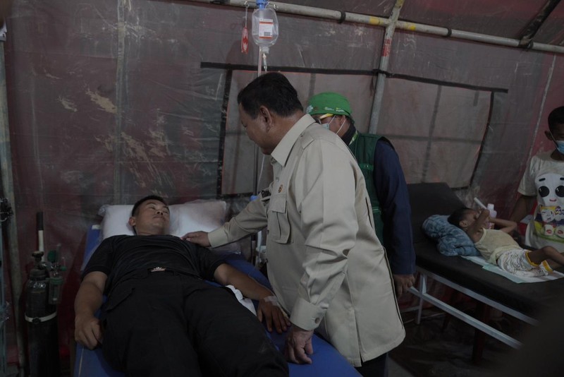 Presiden Prabowo Subianto mengunjungi posko pengungsian di Kabupaten Aceh Tamiang, Aceh, Jumat (12/12/2025). (Dok. Badan Komunikasi Pemerintah)