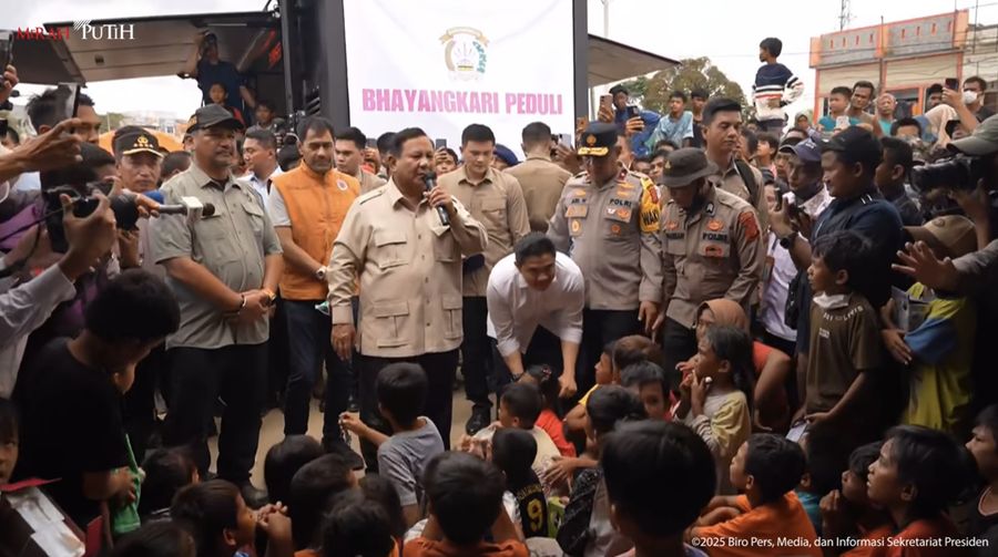 Presiden Prabowo Tinjau Posko Pengungsian di Jembatan Aceh Tamiang, Jumat (12/12/2025). (Tangkapan Layar Youtube/Sekretariat Presiden)