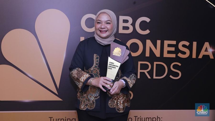 PT Trijaya Pratama Futures (TPFx) meraih penganugerahan awards kategori Best Performing Broker Award yang diterima oleh Komisaris Utama TPFx, Melanie Armelia Desky dalam acara CNBC Indonesia Awards 2025 di Bali Room, Hotel Indonesia Kempinski Jakarta, Kamis, (11/12/2025). (CNBC Indonesia/Muhamad Sabki)