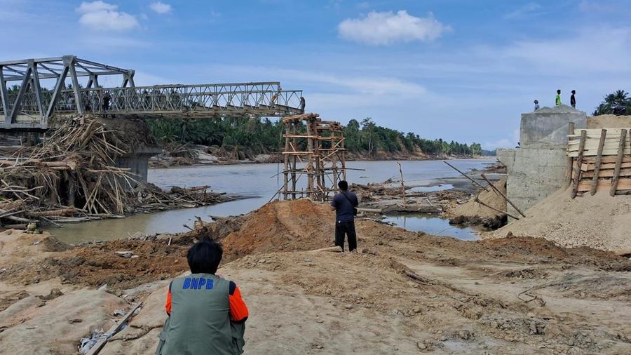 Tim BNPB tengah meninjau salah satu lokasi pemasangan jembatan bailey di Kabupaten Bieruen, pada Kamis (11/12/2025). (Dok. BNPB)