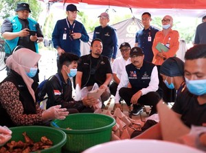 Tinjau Dapur Umum di Aceh Tamiang, Gus Ipul Beri Semangat Para Relawan