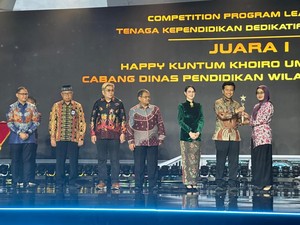 Wagub Emil Beri Penghargaan Tenaga Akademis Berprestasi di Jatim