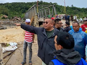 Andre Rosiade Pastikan APBN untuk Pemulihan Jalan-Jembatan Batu Busuk Pauh Padang
