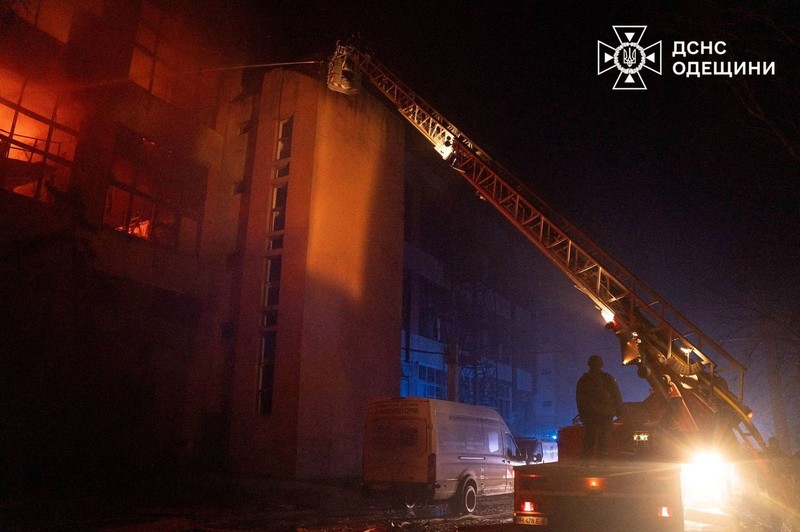 Akibat serangan rudal dan drone Rusia di wilayah Odesa, Ukraina, Sabtu (13/12/2025). (Handout via REUTERS)