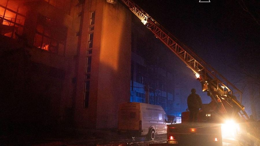 Akibat serangan rudal dan drone Rusia di wilayah Odesa, Ukraina, Sabtu (13/12/2025). (Handout via REUTERS)