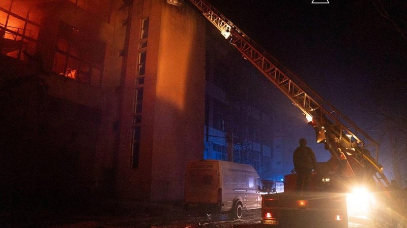 Akibat serangan rudal dan drone Rusia di wilayah Odesa, Ukraina, Sabtu (13/12/2025). (Handout via REUTERS)