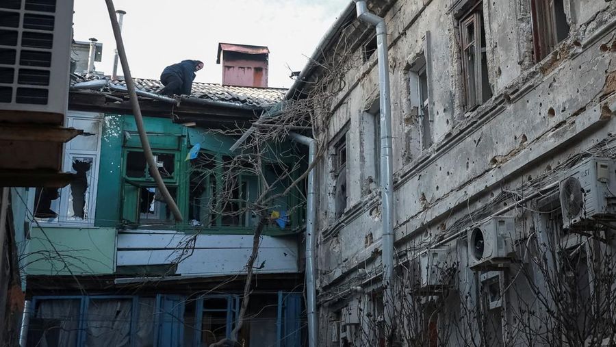 Akibat serangan rudal dan drone Rusia di wilayah Odesa, Ukraina, Sabtu (13/12/2025). (Handout via REUTERS)