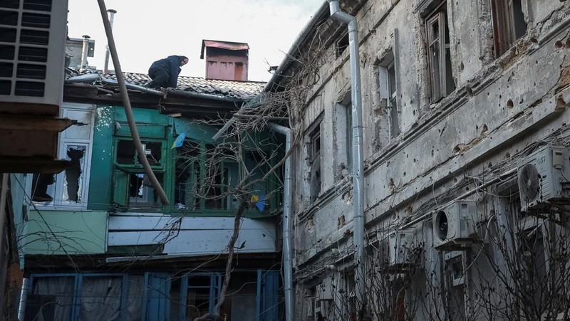 Akibat serangan rudal dan drone Rusia di wilayah Odesa, Ukraina, Sabtu (13/12/2025). (Handout via REUTERS)