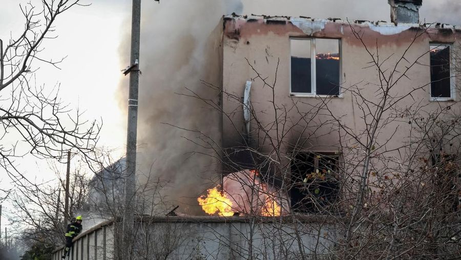 Akibat serangan rudal dan drone Rusia di wilayah Odesa, Ukraina, Sabtu (13/12/2025). (Handout via REUTERS)