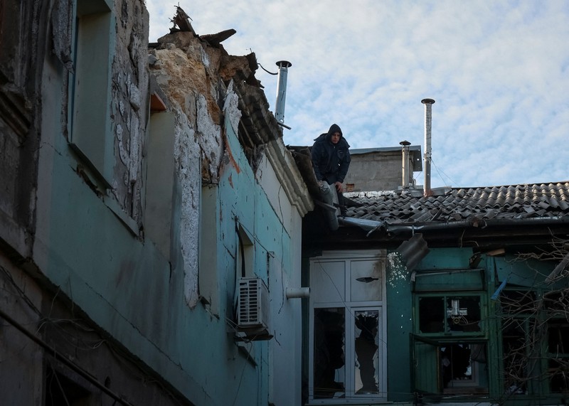 Akibat serangan rudal dan drone Rusia di wilayah Odesa, Ukraina, Sabtu (13/12/2025). (Handout via REUTERS)