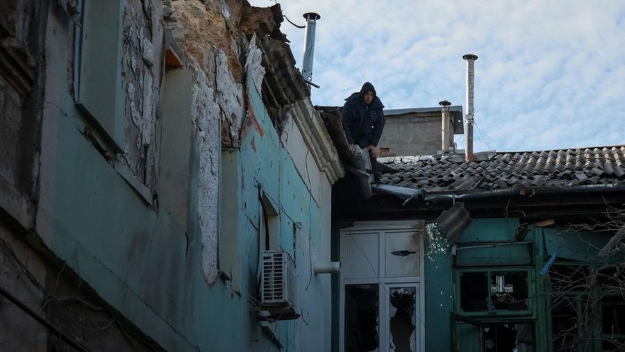 Akibat serangan rudal dan drone Rusia di wilayah Odesa, Ukraina, Sabtu (13/12/2025). (Handout via REUTERS)