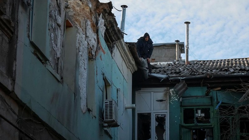 Akibat serangan rudal dan drone Rusia di wilayah Odesa, Ukraina, Sabtu (13/12/2025). (Handout via REUTERS)