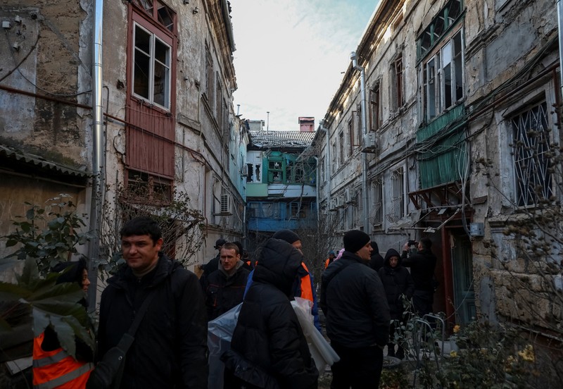 Akibat serangan rudal dan drone Rusia di wilayah Odesa, Ukraina, Sabtu (13/12/2025). (Handout via REUTERS)