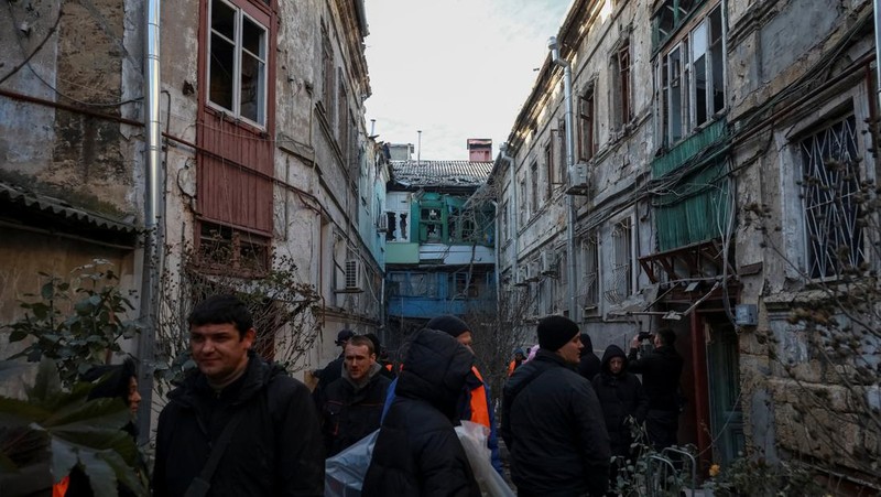 Akibat serangan rudal dan drone Rusia di wilayah Odesa, Ukraina, Sabtu (13/12/2025). (Handout via REUTERS)