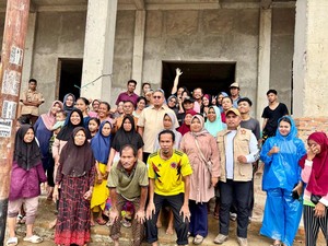 Andre Rosiade Serahkan Bantuan untuk Korban Banjir Bandang di Padang